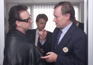 Horst Köhler, Geschäftsführender Direktor des Internationalen Währungsfonds (IWF), im Gespräch mit dem Rockstar Bono über einen Schuldenerlass für hochverschuldete Entwicklungsländer, Prag, September 2000 (Quelle: IWF)