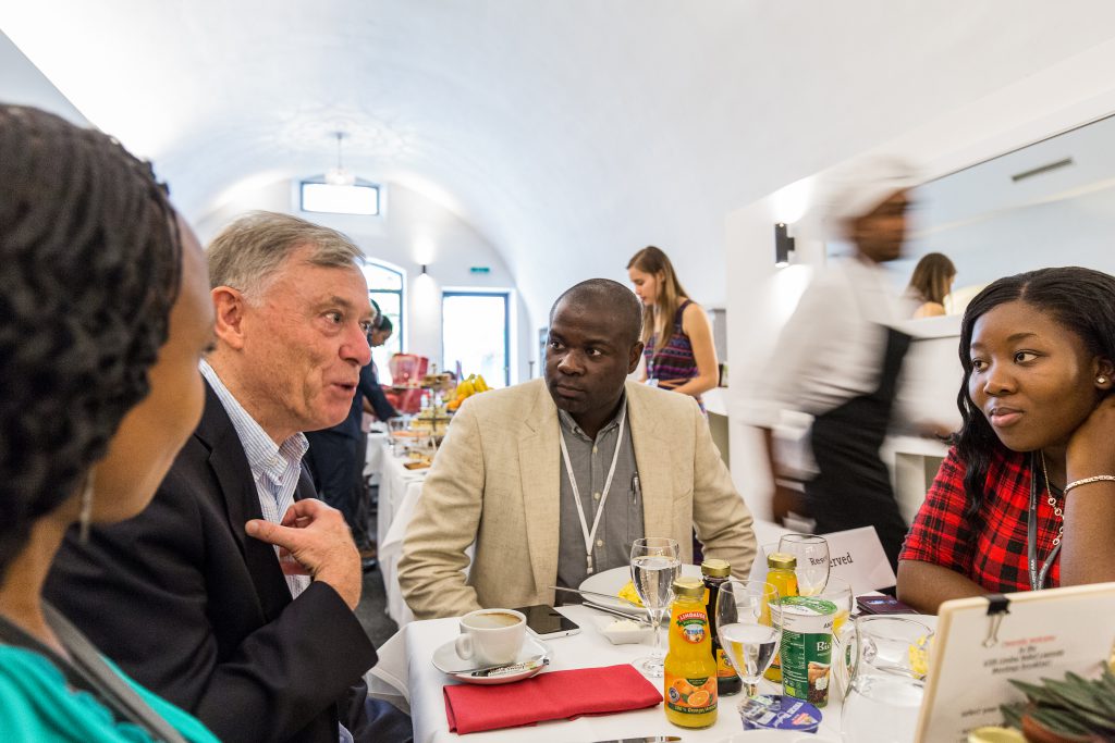 Horst Köhler in conversation with African junior scientists at the Lindau Nobel Laureate Meetings, Lindau, June 2015 (courtesy of Ch. Flemming / Lindau Nobel Laureate Meetings).