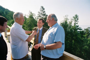 Federal Chancellor Helmut Kohl, President Boris Jelzin and Horst Köhler - then state secretary at the Federal Ministry of Finance - at lake Baikal, July 1993 (courtesy of the Federal Government, photo by Engelbert Reineke).