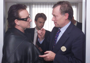 Horst Köhler, Geschäftsführender Direktor des Internationalen Währungsfonds (IWF), im Gespräch mit dem Rockstar Bono über einen Schuldenerlass für Entwicklungsländer, IWF-Weltbank Jahrestagung, Prag, September 2000 (Quelle: IWF).