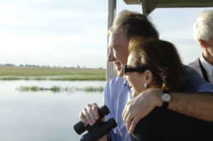 Bundespräsident Horst Köhler und seine Frau Eva Luise unternehmen eine Bootsfahrt auf dem Fluss Chobe im Chobe Nationalpark, Botsuana (Quelle: Bundesregierung, Fotograf: Bernd Kühler).