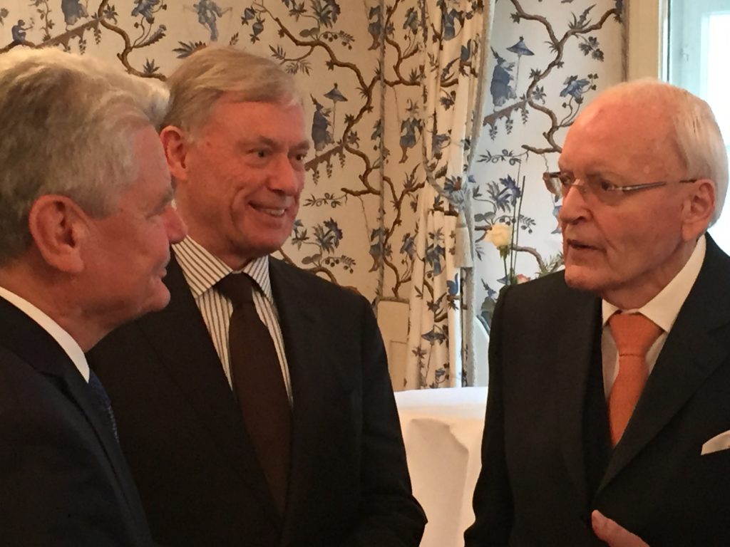 Der damalige Bundespräsident Joachim Gauck im Gespräch mit den Altbundespräsidenten Roman Herzog und Horst Köhler, Freiburg, November 2015 (Quelle: Privat).