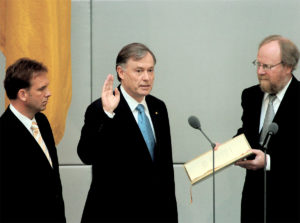 Horst Köhler wird von Wolfgang Thierse, Präsident des Deutschen Bundestages, als Bundespräsident vereidigt; links: Dieter Althaus, Präsident des Bundesrates (Quelle: Bundesregierung, Fotograf: Bernd Kühler).